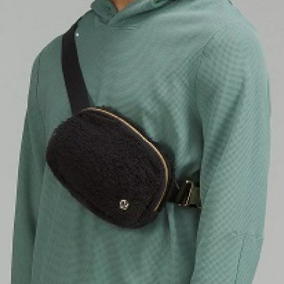 Lululemon Everywhere FLEECE Belt Bag - Black sherpa with gold hardware  NWT - Picture 1 of 3